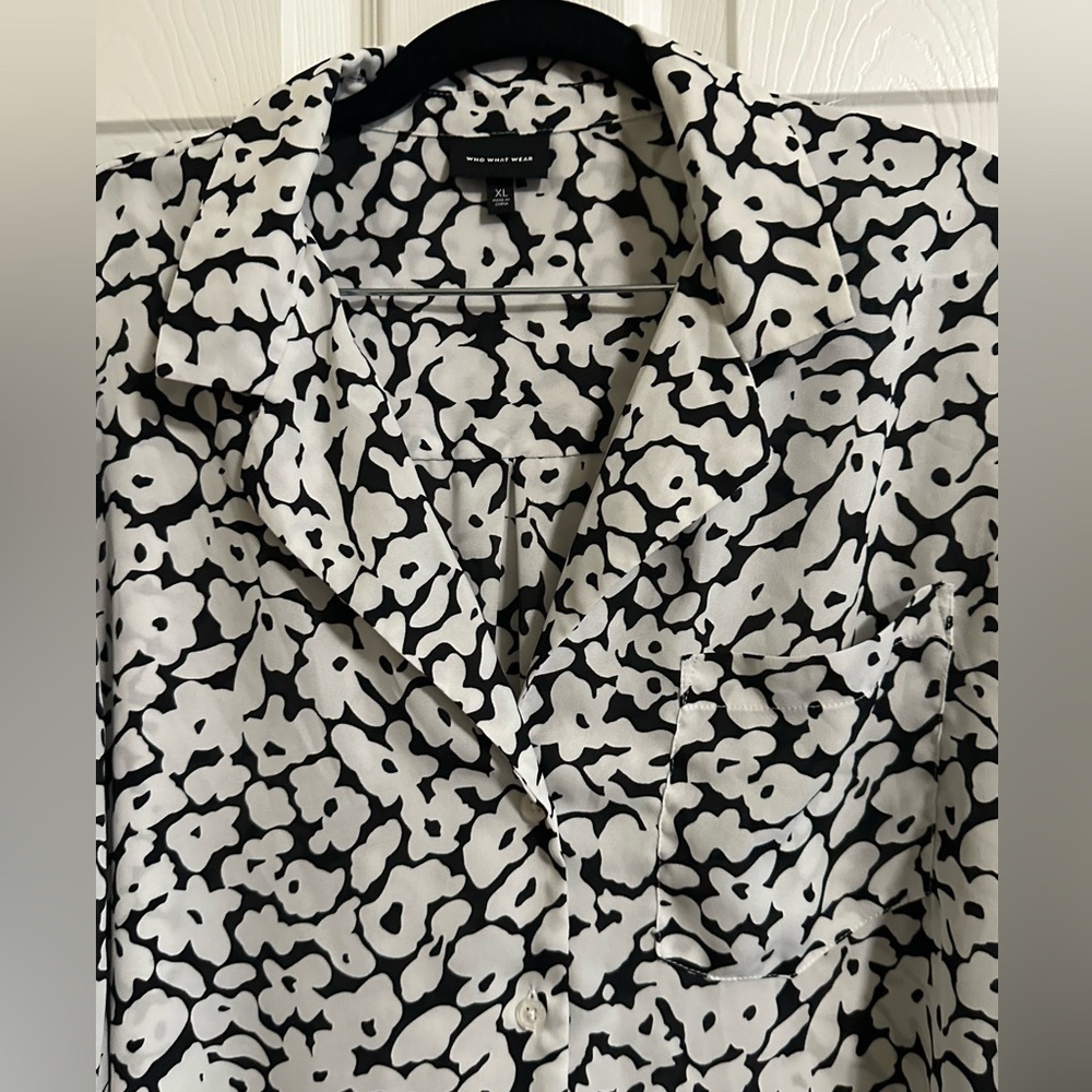 WHO WHAT WEAR Black & White Button Front Blouse Size: XL - Picture 2 of 3